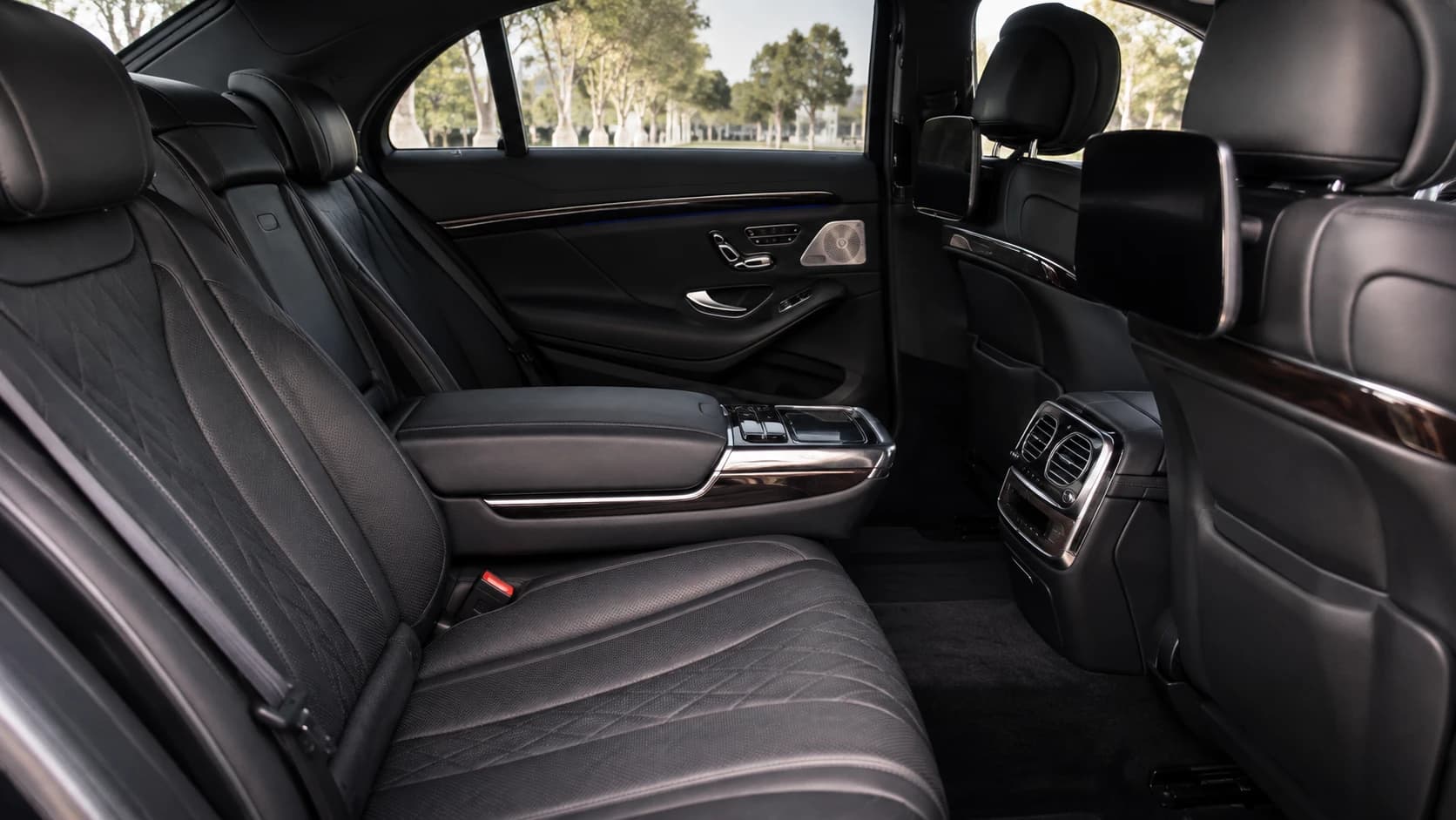 Mercedes S-Class luxury chauffeur car for Gulf travel